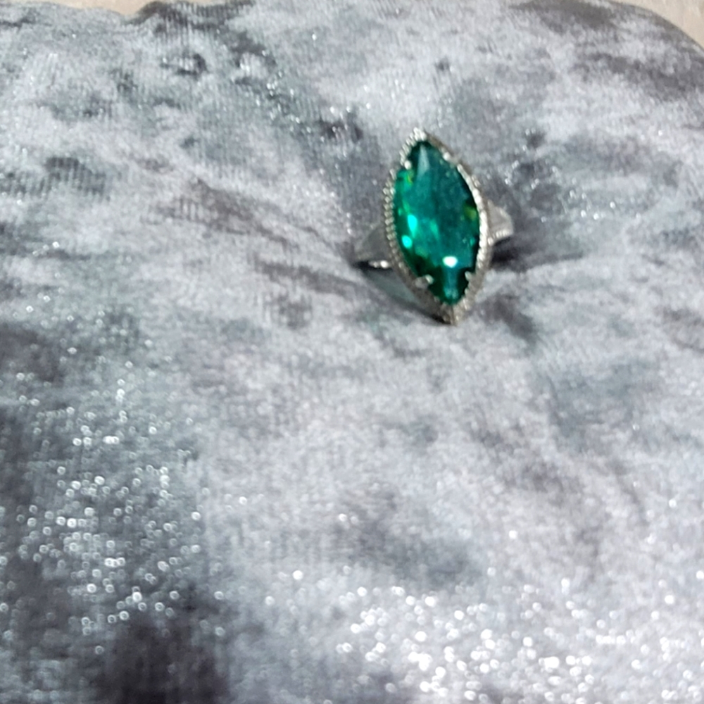 Large Green Marquise shaped Rhinestone Ring - Picture 2 of 12